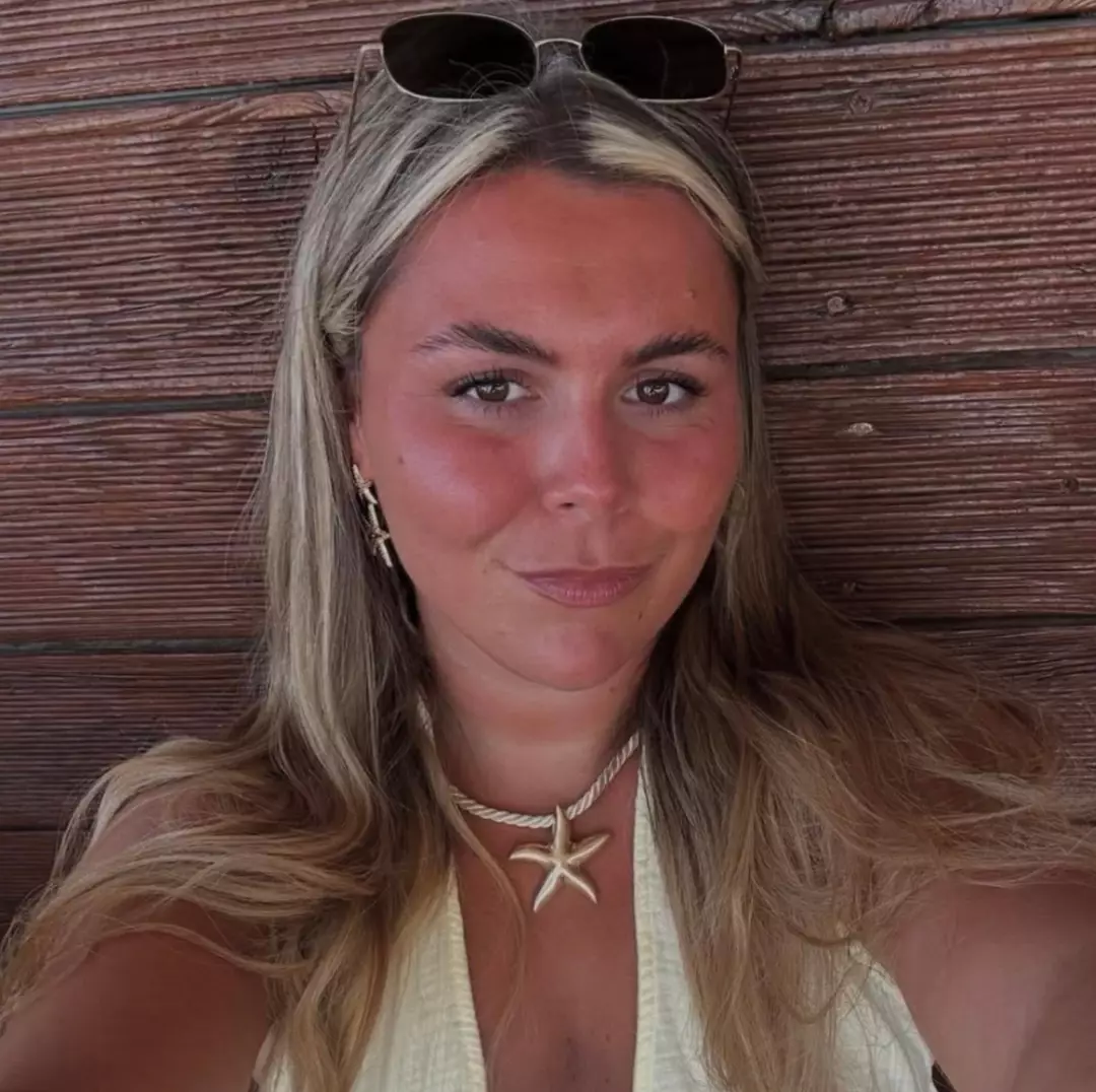 Mulher de 24 anos morre poucos dias após voltar de férias depois de ter sido mandada para casa duas vezes pelos médicos A família da jovem de 24 anos disse que “ainda não consegue imaginar a vida sem ela” (muchloved.com)