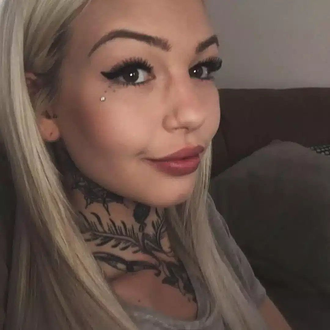 Mulher que gastou $ 250.000 em tatuagens e modificações corporais mostra como era antes Amber compartilhou uma foto de como era antes das tatuagens (Instagram/@amberluke666)