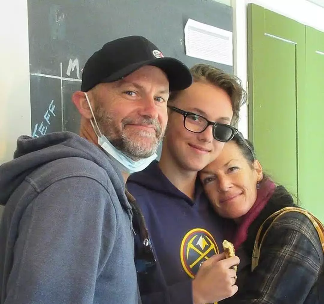 Mãe de menino que morreu oito meses após ser diagnosticado com o "pior" tipo de câncer compartilha os sintomas que ele apresentou Brody Huber tinha 13 anos quando foi diagnosticado com câncer (Arquivo da família)