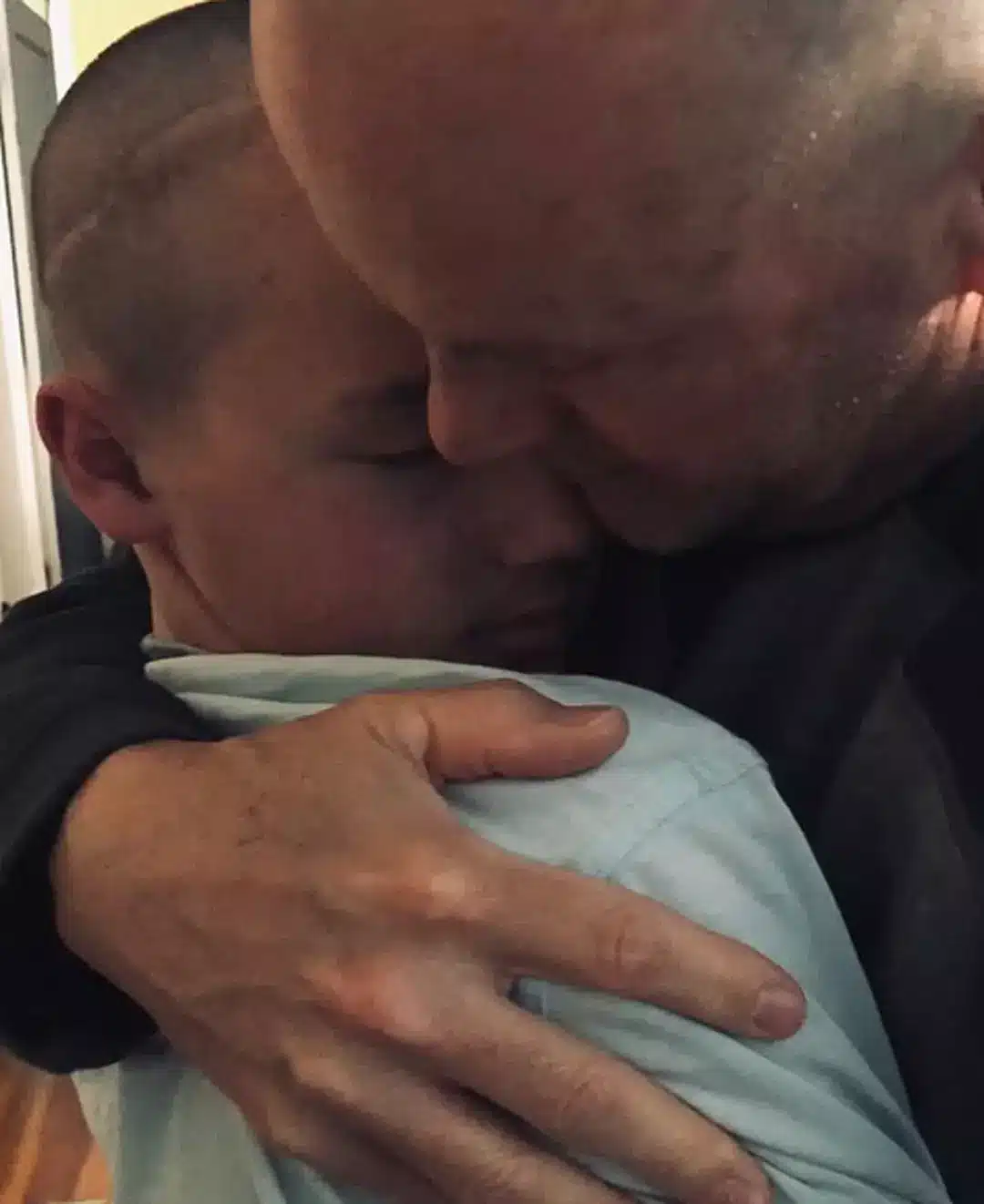 Mãe de menino que morreu oito meses após ser diagnosticado com o "pior" tipo de câncer compartilha os sintomas que ele apresentou Brody morreu oito meses após o diagnóstico (Arquivo da família)