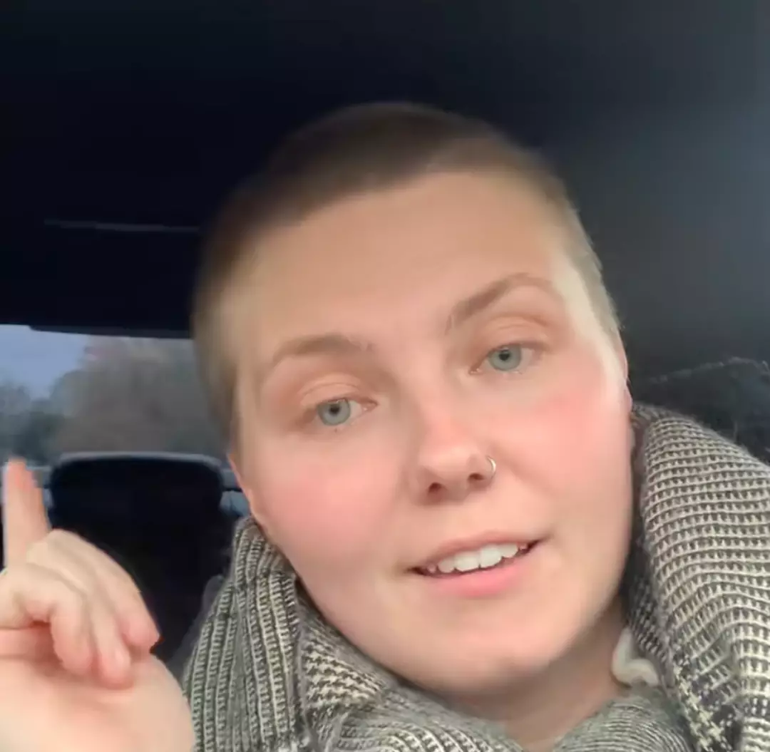 Mulher diagnosticada com câncer intestinal aos 26 anos compartilha sintomas a serem observados enquanto casos em jovens aumentam Bronwyn incentivou os seguidores a procurarem um clínico geral se notarem algum dos principais sintomas (TikTok/brownlynsweet)