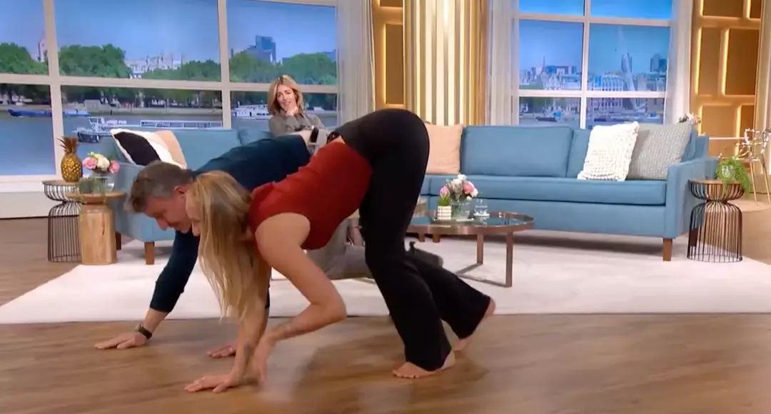 Mulher que "anda de quatro como um cachorro" revela o grande impacto que isso causa em seu corpo Ela também explicou o impacto que isso teve no corpo dela (ITV)