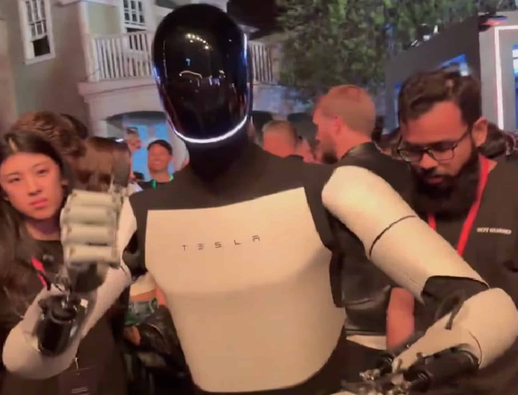 Elon Musk surpreende o mundo com uma proposta para eliminar a pobreza e mudar a história da humanidade Elon Musk afirmou que Optimus, o robô humanoide da Tesla, será fundamental para eliminar a pobreza em escala global