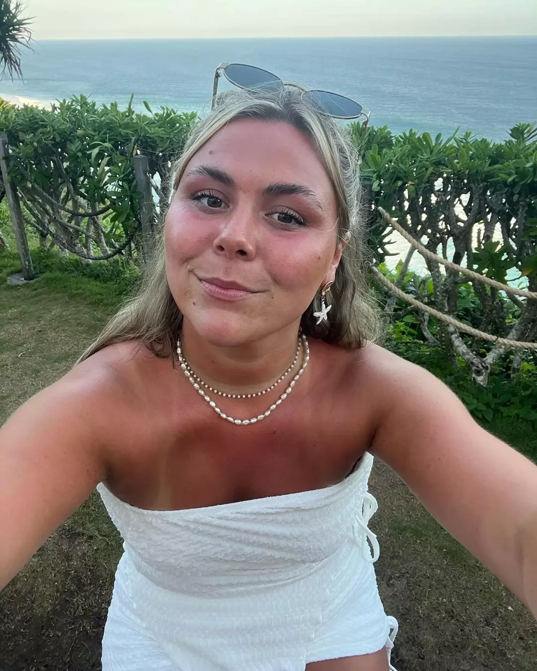 Mulher de 24 anos morre poucos dias após voltar de férias depois de ter sido mandada para casa duas vezes pelos médicos Georgia Taylor faleceu no mês passado (muchloved.com)