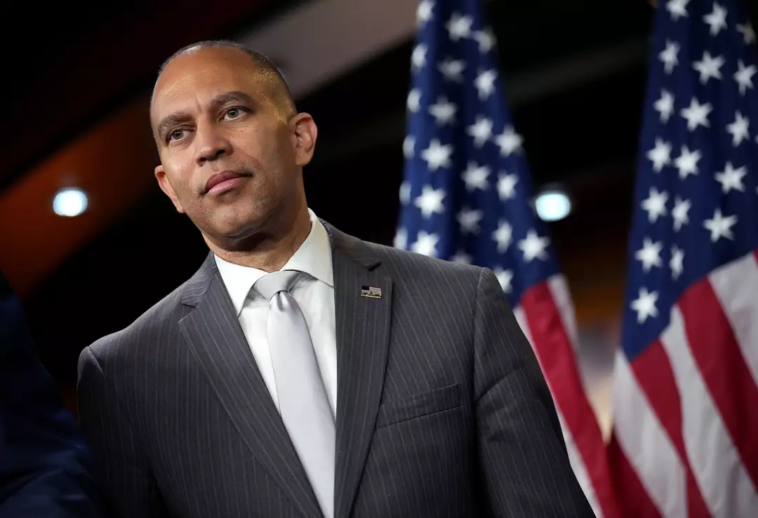 Pessoas ficam profundamente preocupadas depois que Trump publica foto sugerindo que pode concorrer em 2028 Hakeem Jeffries rebateu Donald Trump pela encenação