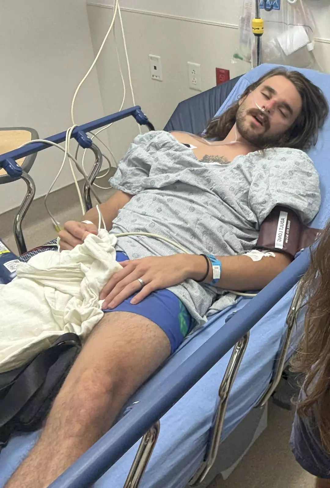 Homem que usada vape "a cada 10 segundos" alerta outros sobre os perigos após um assustador "chamado de alerta" Hudson estava em uma situação difícil (Kennedy News and Media)
