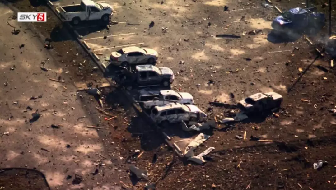 Imagens aéreas mostram a dimensão dos estragos causados pela explosão (WTVF/Sky 5)