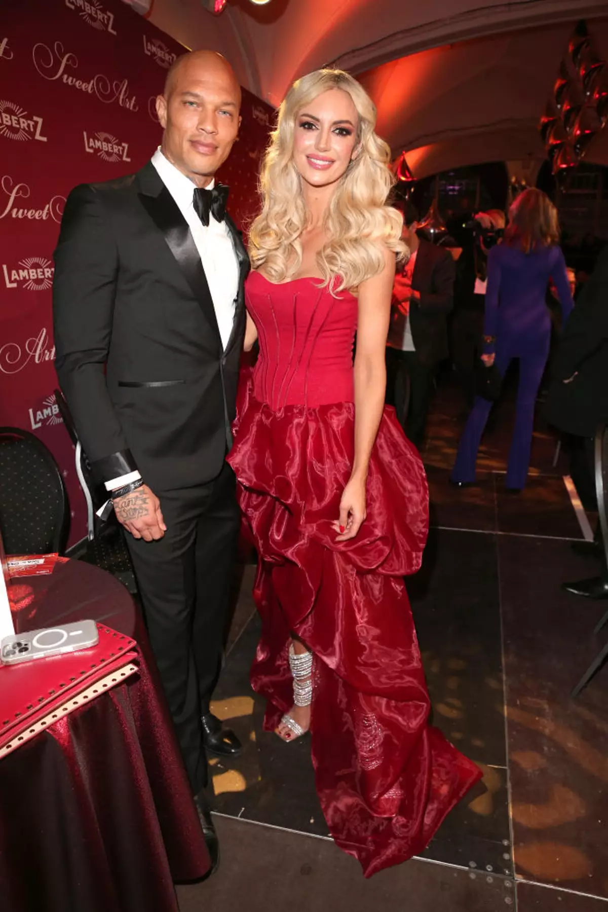 Como está hoje, aos 41 anos, o "criminoso mais bonito do mundo" após participar de vários filmes Jeremy Meeks e Rosanna Davison no Lambertz Monday Night 2025 “Sweet Art” em 3 de fevereiro de 2025