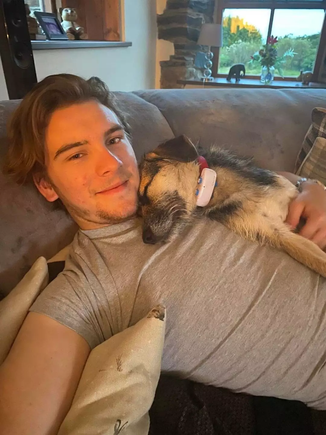 Estudante de 21 anos morre poucos dias depois de achar que estava com uma "gripe comum", e a família faz um alerta Lucas Martin tinha apenas 21 anos quando faleceu em 12 de setembro de 2023 (SWNS)