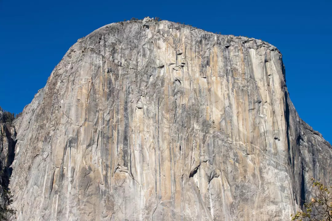 Influenciador de 23 anos transmite a própria morte ao vivo enquanto fãs horrorizados assistiam escalada em montanha Miller estava escalando o El Capitan quando caiu de uma corda