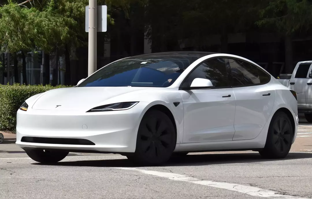 Homem que dirige um Tesla há um ano compara o custo de carregamento com o da gasolina e revela uma diferença chocante O Model 3 da Tesla é um dos modelos de carro elétrico mais populares