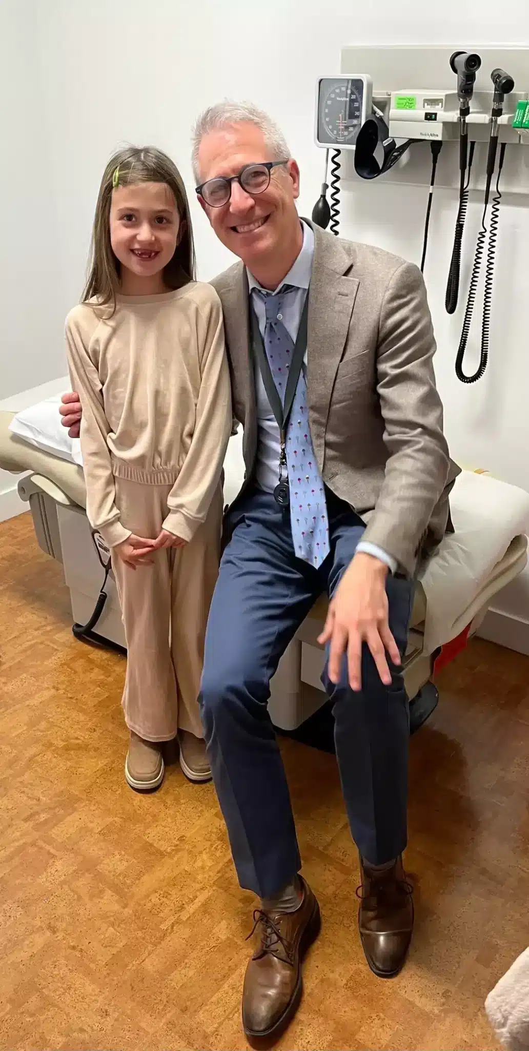 O neurocirurgião pediátrico Dr. Jeffrey Greenfield com Aubrey (Paul e Ashlee Higginbotham)