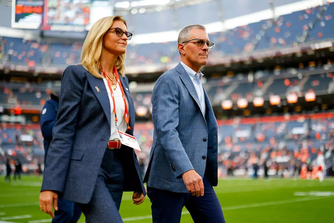 A família mais rica do mundo possui uma fortuna de $ 470.100.000.000 é dona de 7 grandes equipes esportivas Os proprietários do Denver Broncos são Carrie Walton Penner e Greg Penner