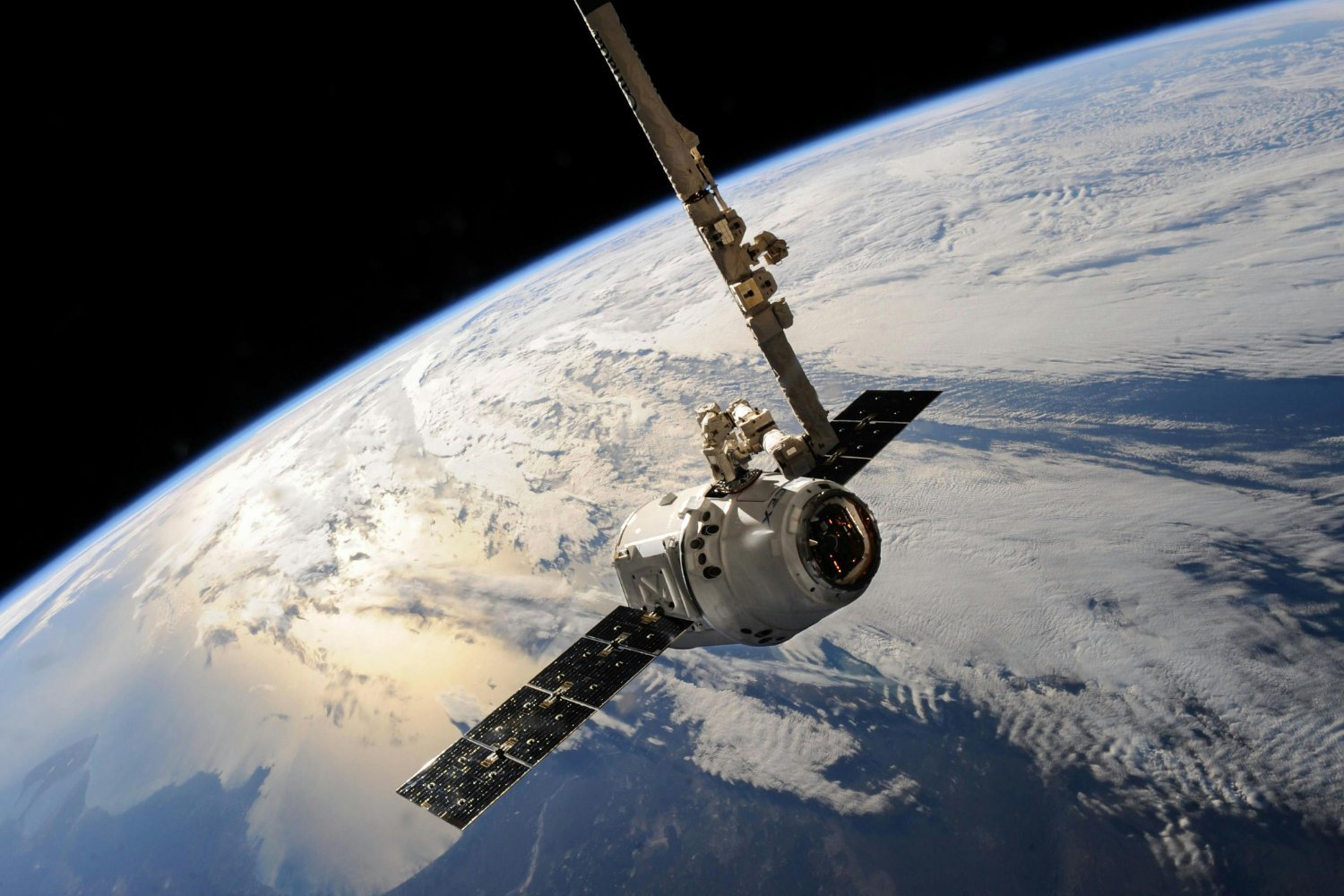 Os satélites da Starlink estão caindo sem parar, e cientistas alertam para um risco que já começa a ser sentido na Terra