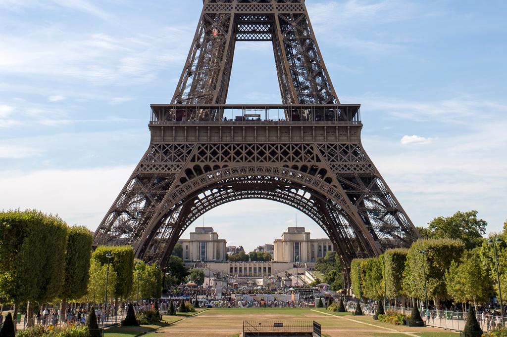 Imagem geral da base da Torre Eiffel.