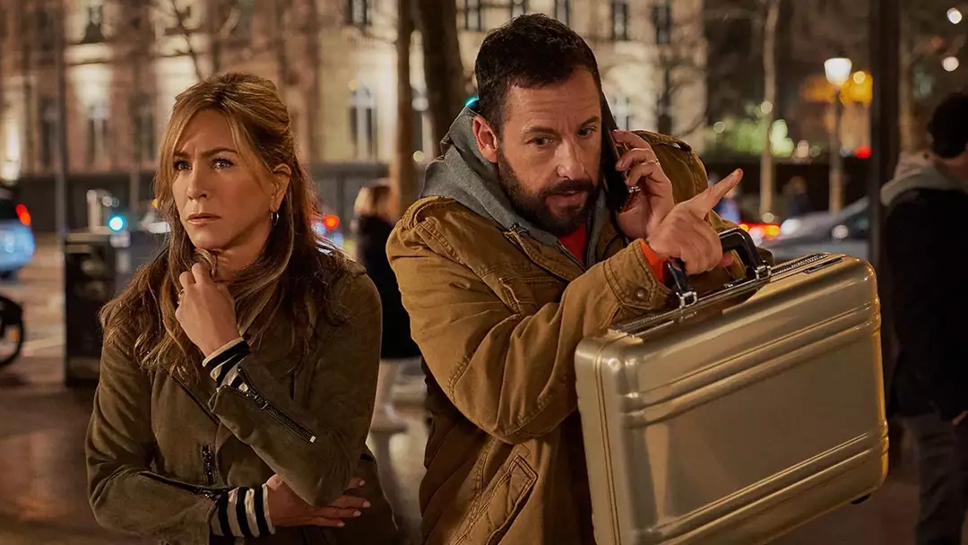 Motivo comovente faz Adam Sandler enviar flores para Jennifer Aniston em um dia específico todos os anos Sandler e sua esposa enviam um buquê para a amiga todo Dia das Mães (Netflix)