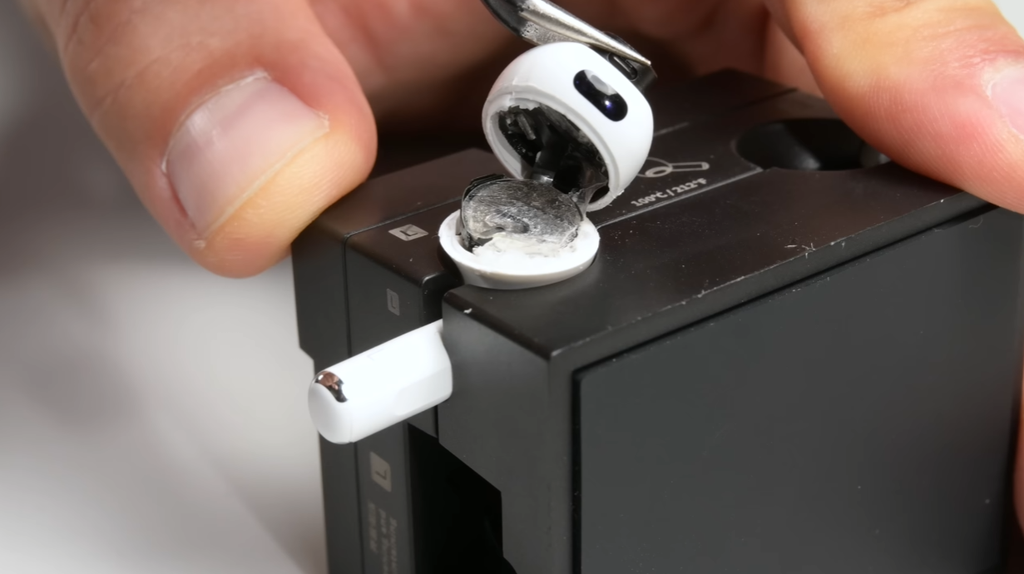 AirPods Pro 3 desmontado