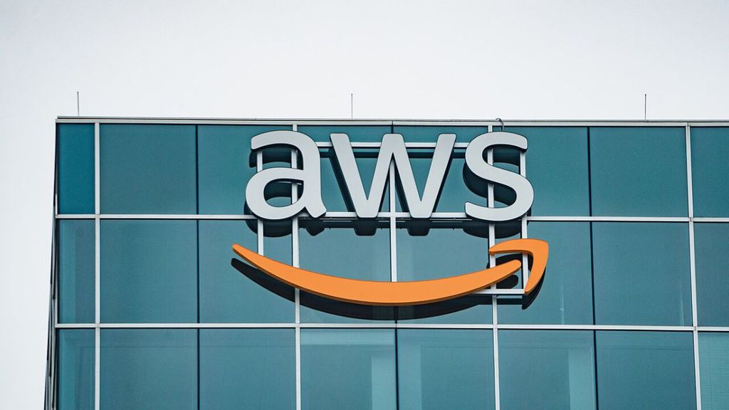 A AWS, que poderá abrigar dados do GSI, incluindo informações confidenciais e sensíveis de brasileiros, teve problemas severos no dia 20 de outubro (Imagem: Reprodução/Wikimedia Commons)