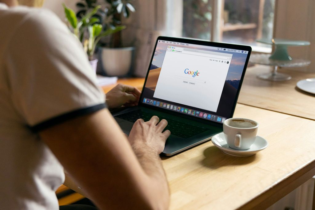 Pessoa com o Google Chrome aberto no notebook