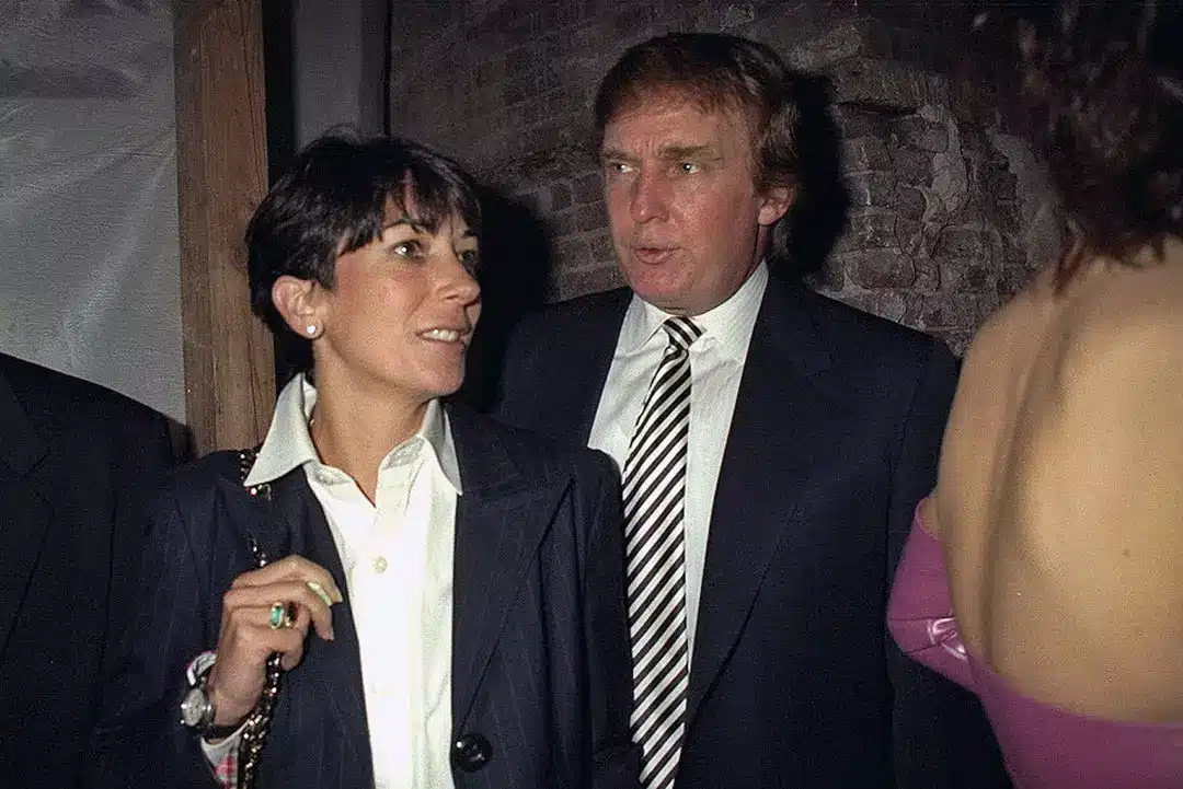 Ghislaine Maxwell fotografada com Trump em 1997