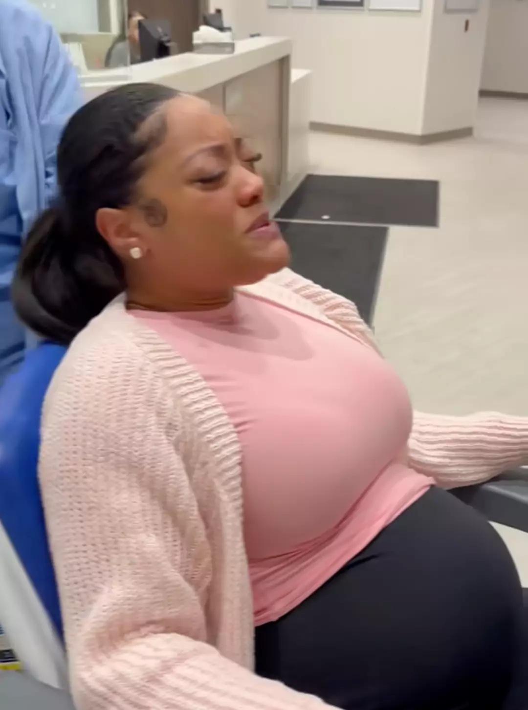 Mercedes Wells foi orientada a deixar o hospital enquanto suas contrações estavam a 15 minutos de intervalo (Facebook/Leon Wells)