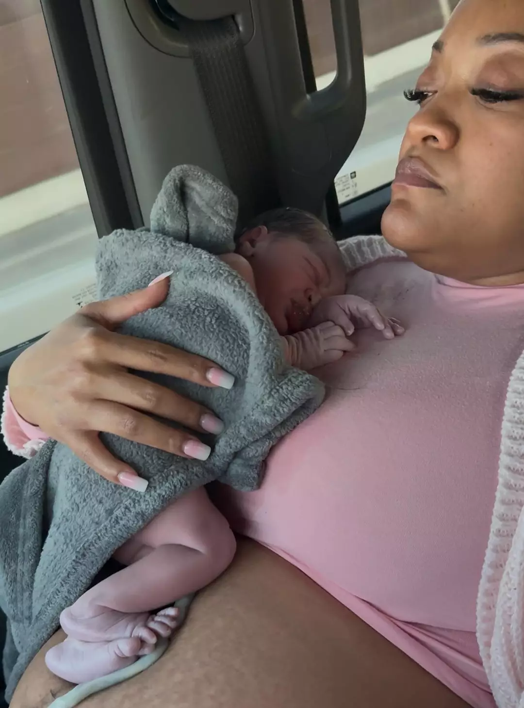 O bebê nasceu à beira da estrada (Facebook/Leon Wells)