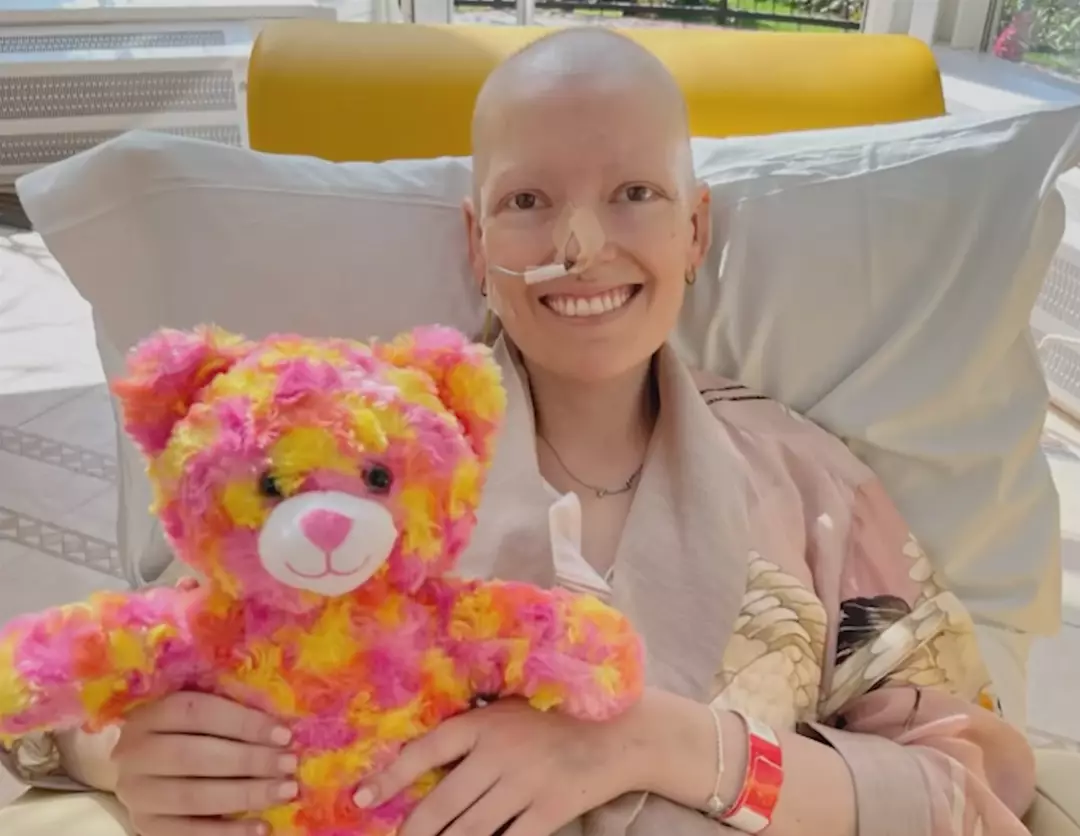 Becca continuou sorrindo enquanto o estado de saúde dela piorava (Stand Up To Cancer/YouTube)