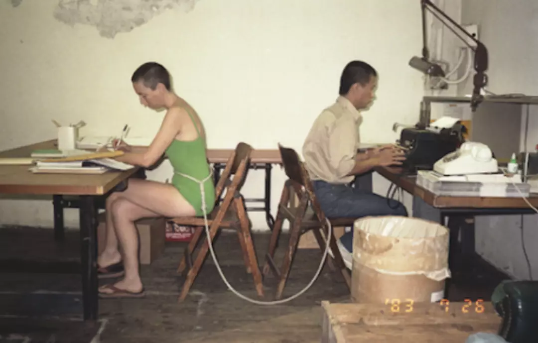 Eles passaram um ano inteiro amarrados um ao outro, mas sem poder se tocar (Tehching Hsieh e Linda Montano)