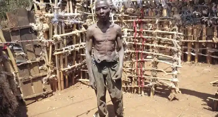 Homem passa 56 anos trancado em casa por medo de mulheres Homem passa 56 anos trancado em casa por medo de mulheres