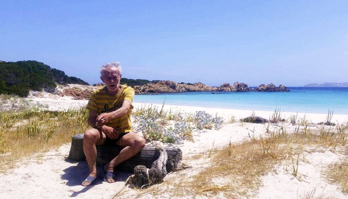Homem passou 32 anos sozinho em uma ilha porque não queria conversar com ninguém Homem passou 32 anos sozinho em uma ilha porque não queria conversar com ninguém
