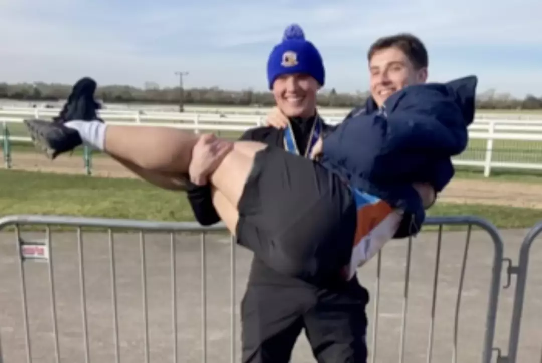 Jordan também correu maratonas para ajudar a arrecadar fundos para pesquisas sobre a condição (GMB/YouTube)