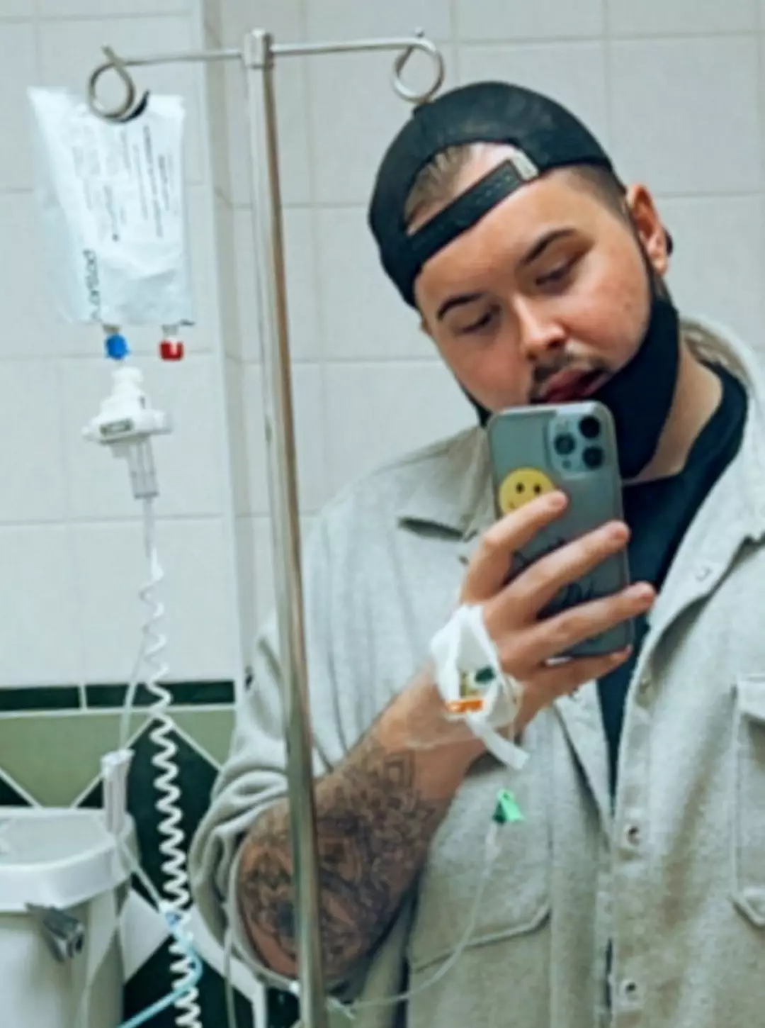 Médicos disseram que o uso de câmaras de bronzeamento provavelmente teve relação e que ele teria “apenas um ano de vida” se o tratamento com imunoterapia não tivesse funcionado (Jak Howell / SWNS)