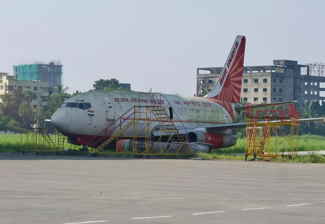 O Boeing 737-200 ficou abandonado por mais de uma década antes de a Air India receber uma multa de estacionamento de mais de US$ 100.000 do aeroporto (Trinidade Gois/flyingTrini)