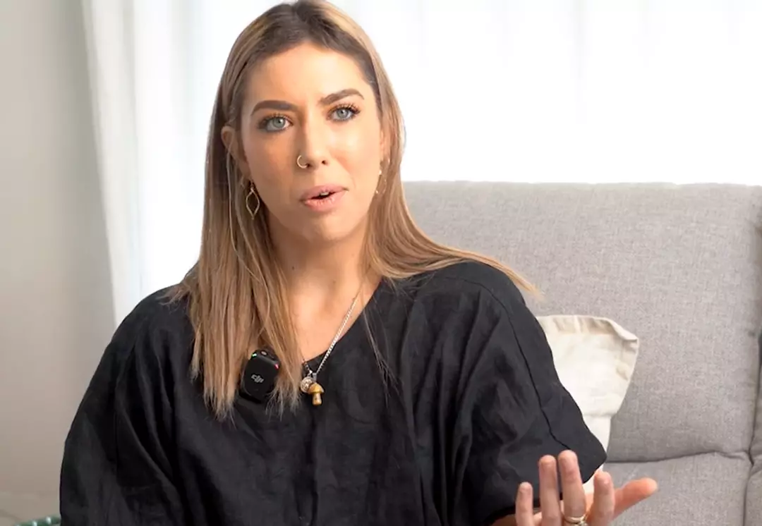 Paige contou como a dormência acabou piorando (Cancer Society/YouTube)