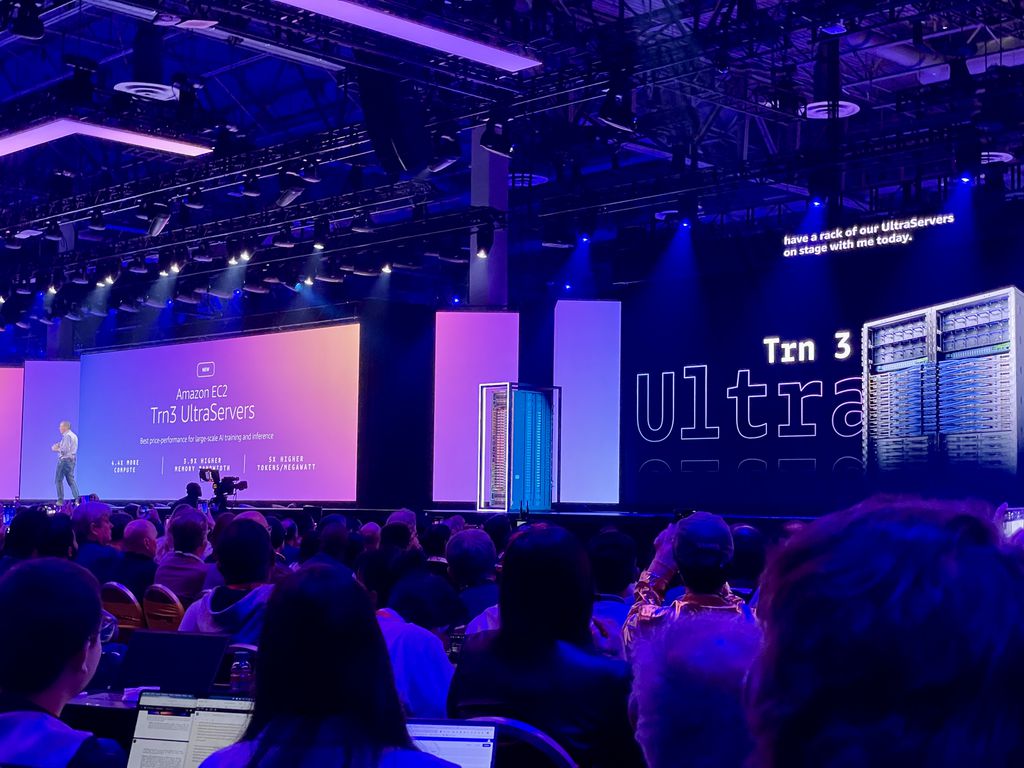 AWS revela Trn3 UltraServer nesta terça-feira (2) (Imagem: Bruno De Blasi/Canaltech)