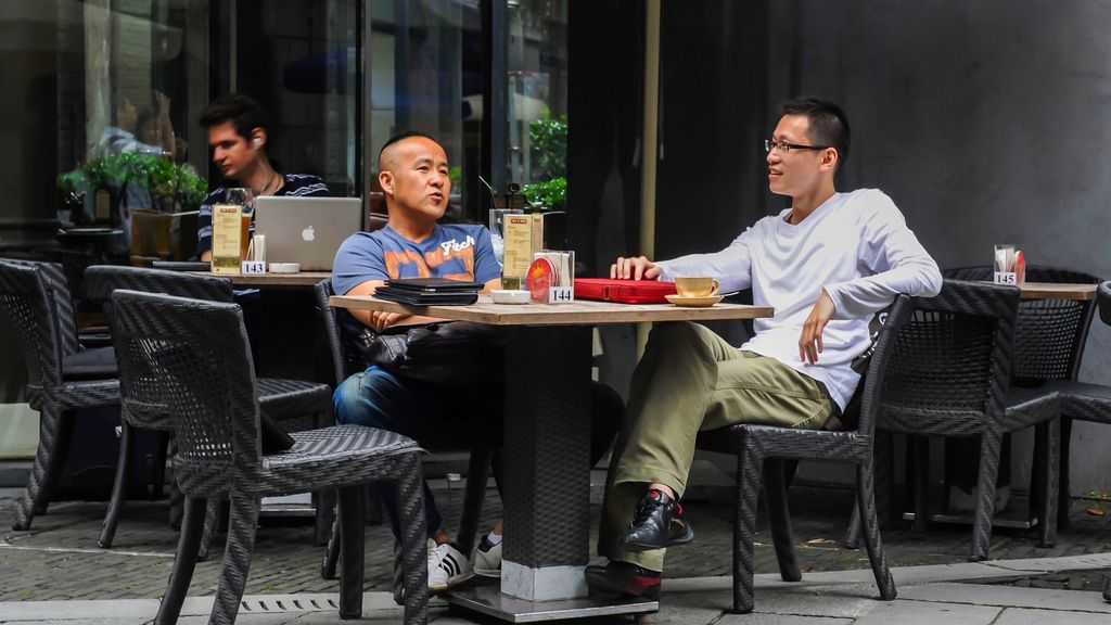 Imagem de amigos conversando