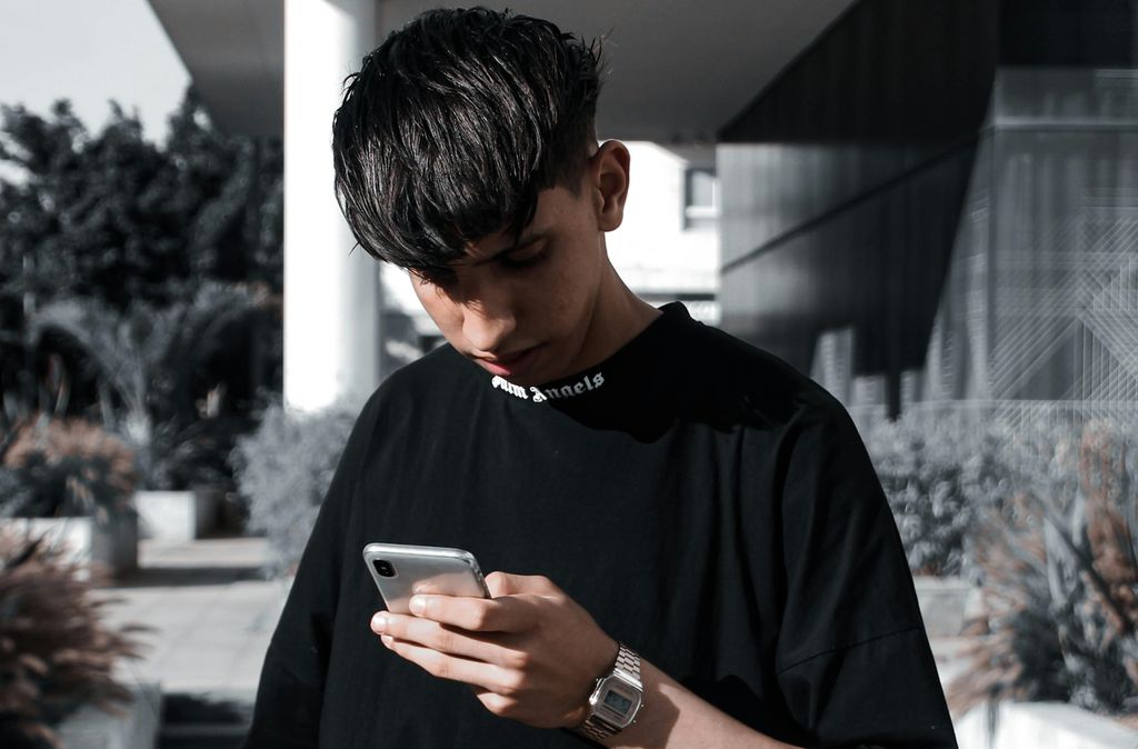 Pessoa usando celular