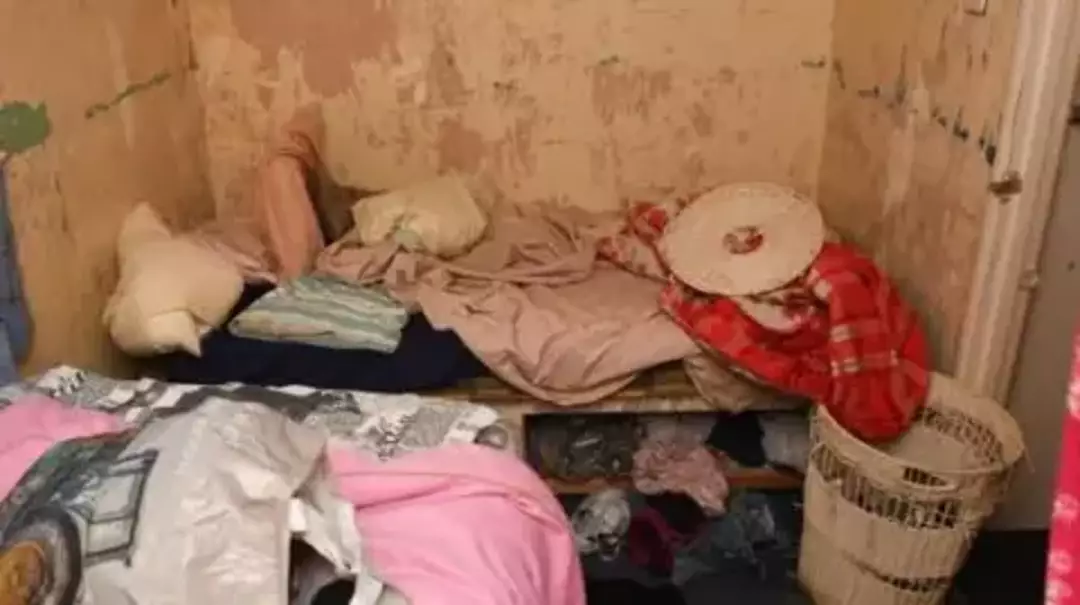 A mulher que trabalhava como "escrava doméstica" foi encontrada pela polícia em 15 de março de 2021, depois que um dos filhos de Wixon expressou preocupação (Polícia de Gloucestershire).