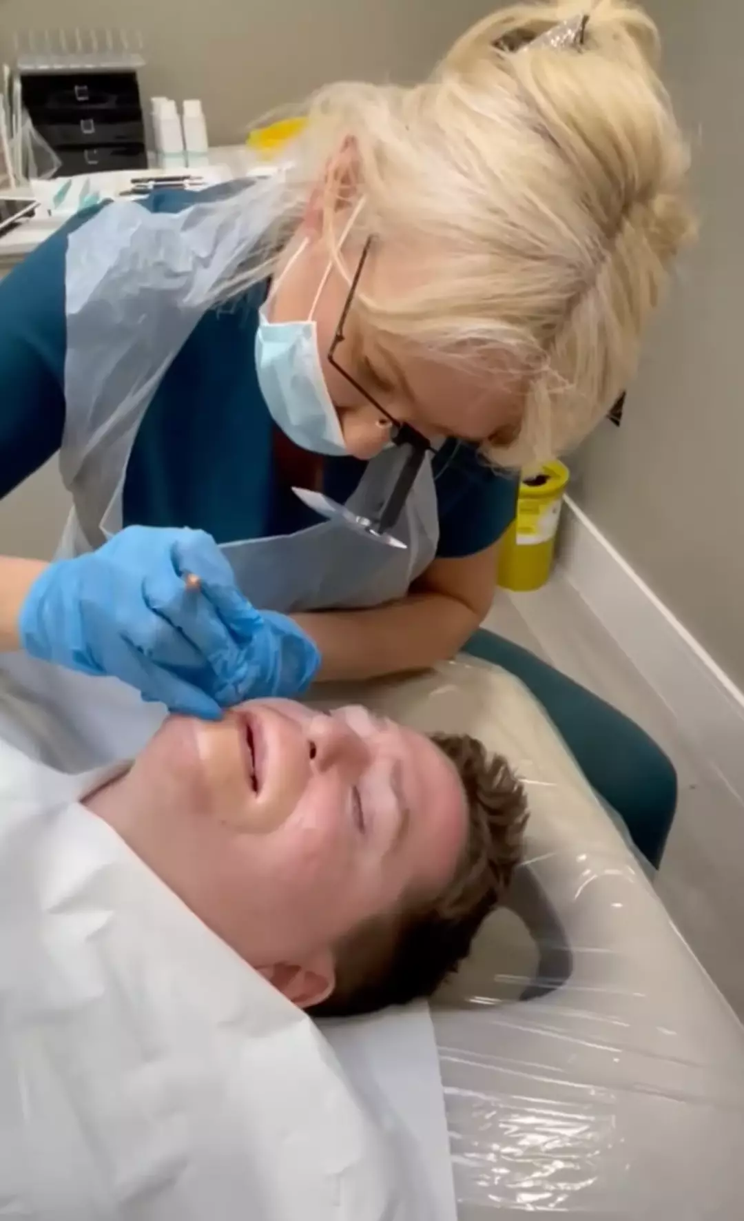 Alex fez tatuagem facial após a cirurgia para que a pele enxertada combinasse melhor com a sua pele natural (Instagram@alexlewisalff).