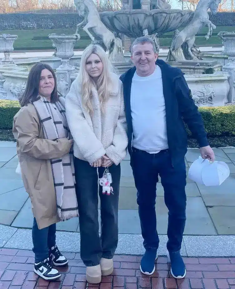 Isla Sneddon morreu aos 17 anos após ser informada de que um nódulo em seu seio provavelmente era benigno (Mark Sneddon / SWNS).