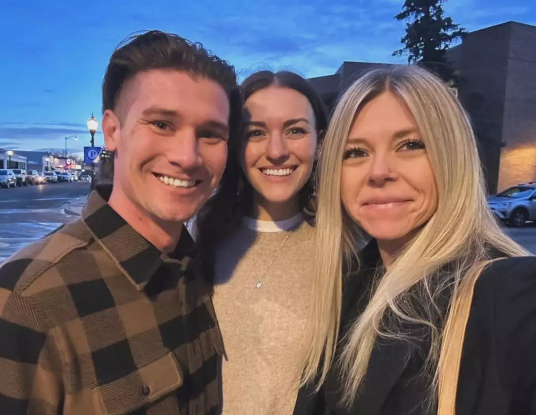 Kevin, Alana e Megan estão em um relacionamento poliamoroso (campthrouple/Instagram)