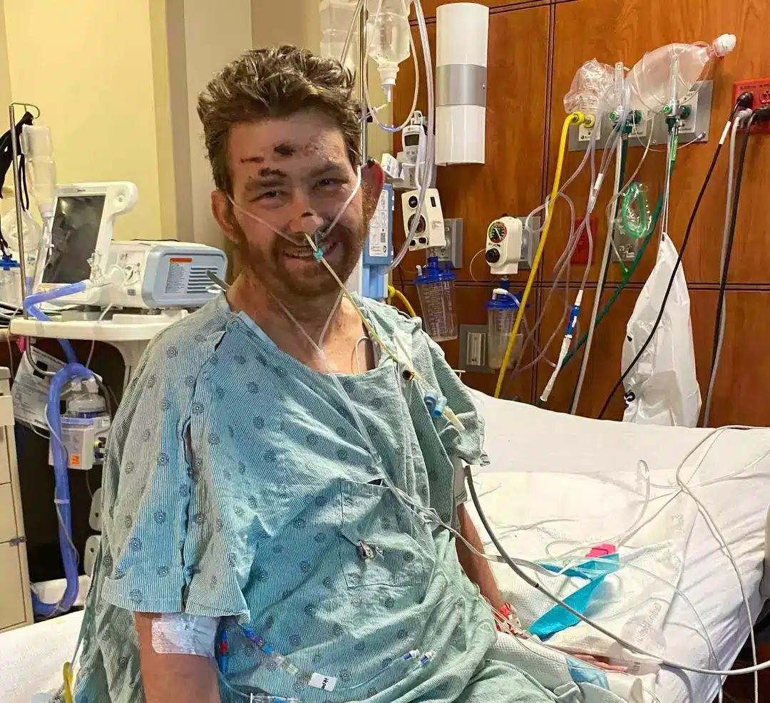 Milagrosamente, ele desafiou as probabilidades e acordou de um coma induzido por medicamentos (GoFundMe).