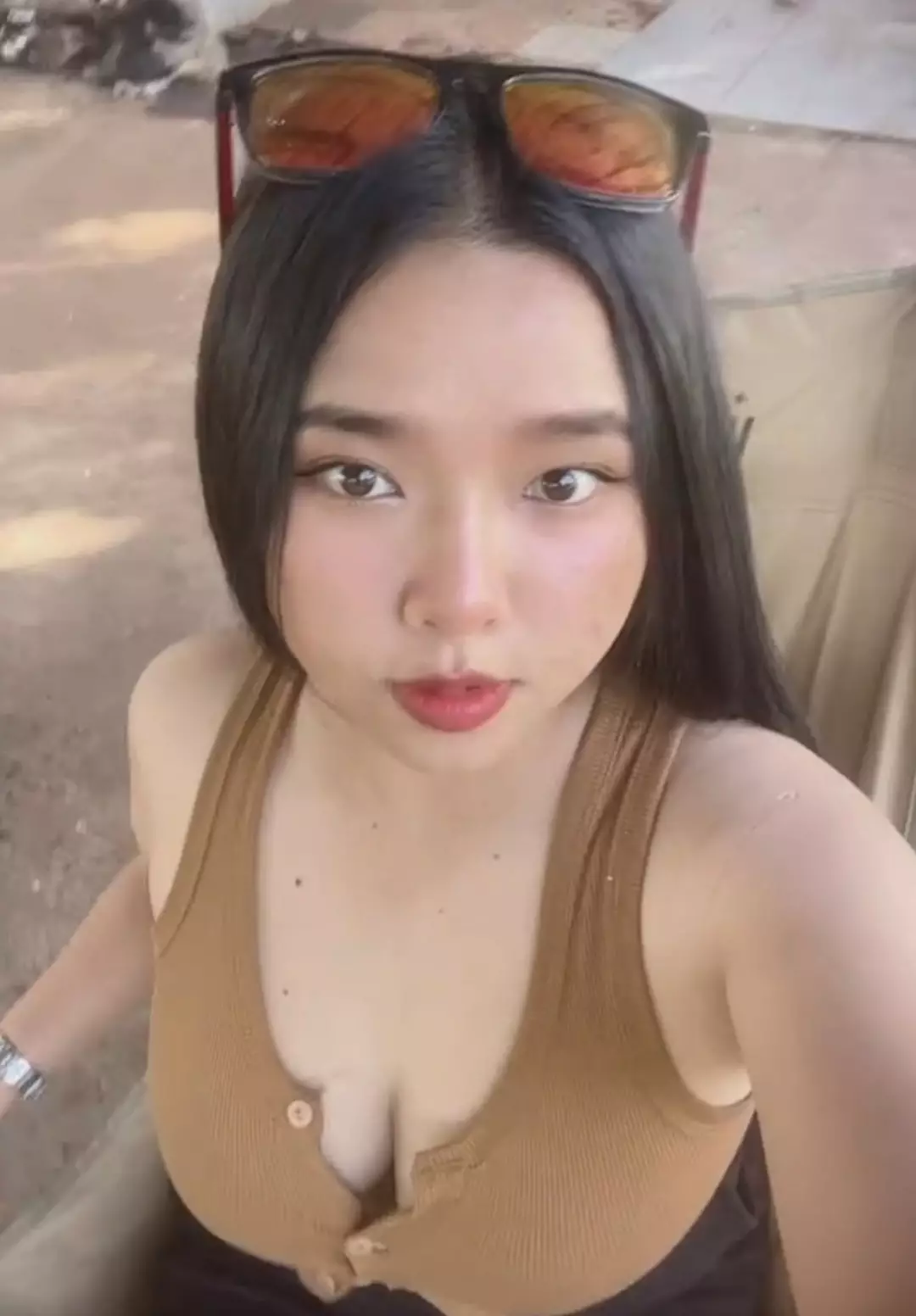 Nong Fah namora os irmãos gêmeos idênticos Sing e Suea desde o ano passado (TikTok/@hoylaa44)