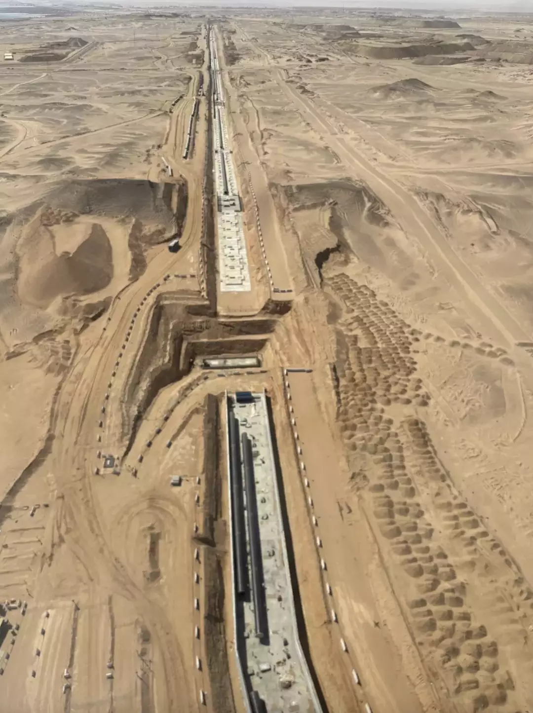 O progresso da The Line foi desanimador, em fotos postadas no ano passado (LinkedIn)