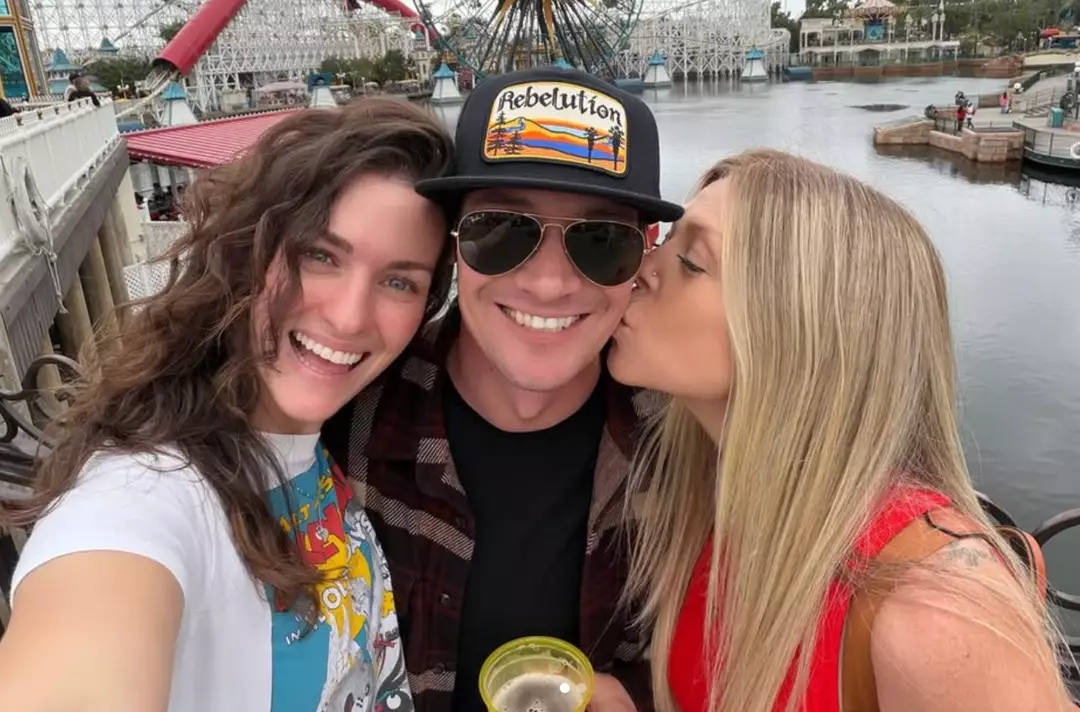 O trio documenta a vida em conjunto nas redes sociais (campthrouple/Instagram).