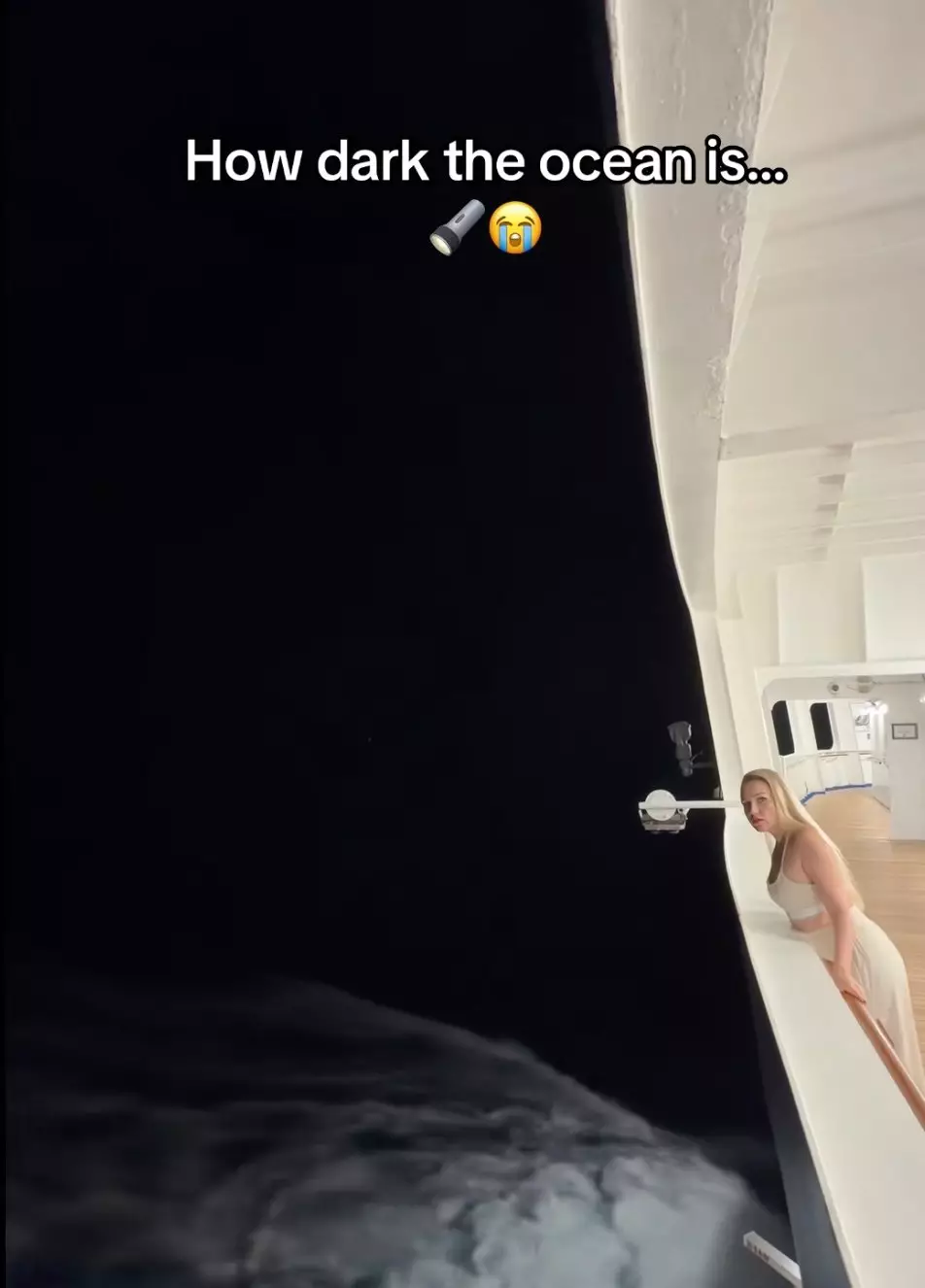 O vasto oceano parece bastante assustador à noite (@victorias.way/TikTok)