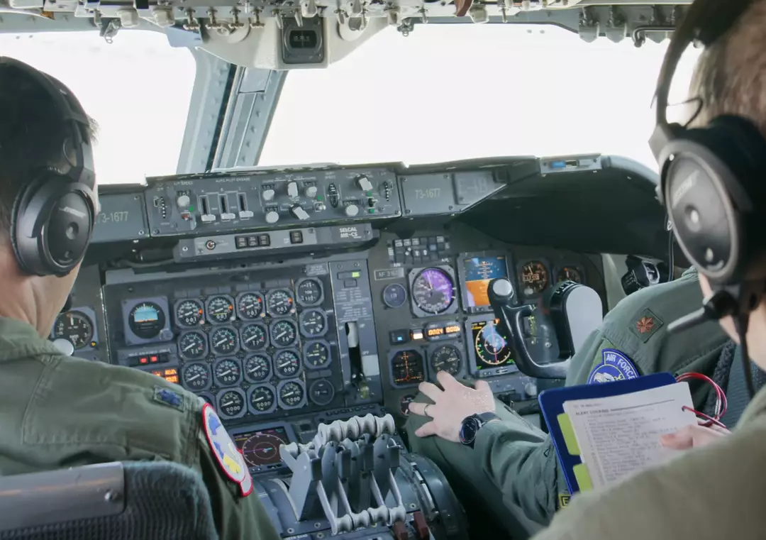 Os controles da aeronave são analógicos, então não podem ser interferidos por hackers (National Airborne Operations Center)