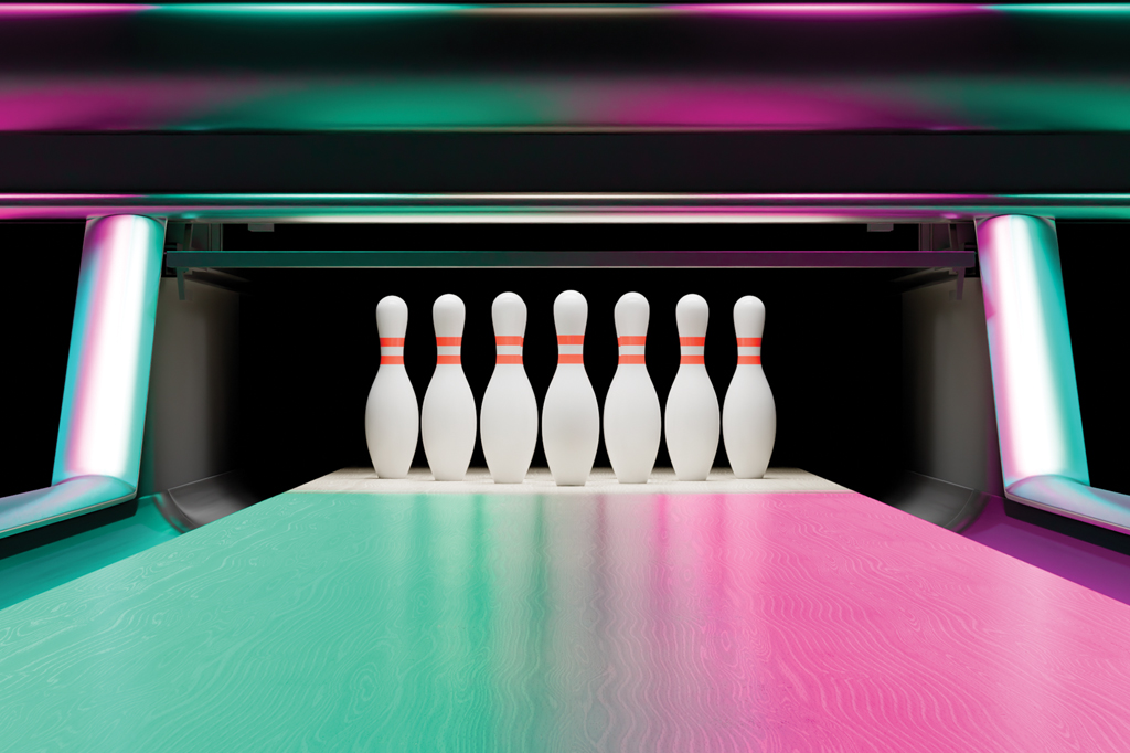 Imagem de uma pista de boliche. Vê-se sete pinos em pé.