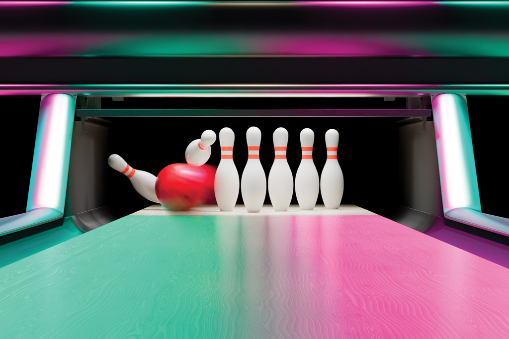 Imagem de uma pista de boliche. Vê-se sete pinos, dois deles foram derrubados por uma bola.