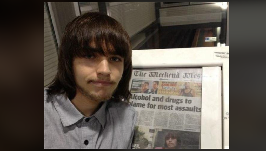 Dylan Wheeler, também conhecido como SuperDAE, posando em frente a jornal com notícia sobre sua invasão (Imagem: Dylan Wheeler/Arquivo Pessoal)